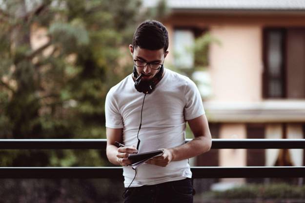 Expert Essay Assistance: Where and How to Find Professional Writers for Your Academic Needs 