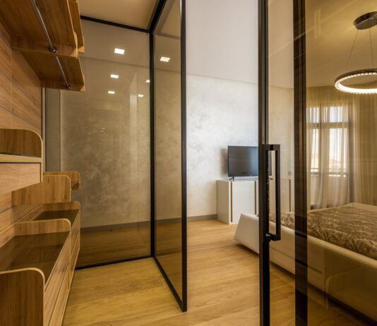 Innovative Approaches to Incorporating Glass Partitions in Home Design