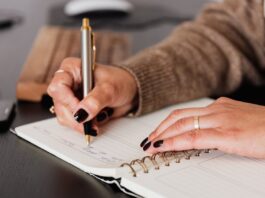 The Role of Essay Writing Services in Boosting Career Growth for Business Professionals