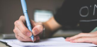 What is a custom essay?